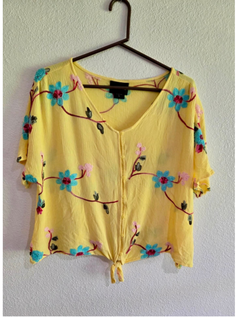 Live Los Angeles Women’s L Yellow Embroidered Floral Button Front Blouse
